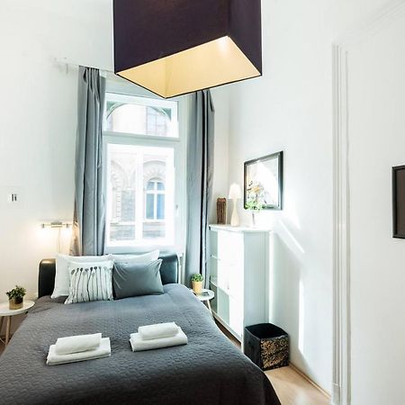 Cosy And Central Apartment With 4 Bedrooms And A/C Budapest Eksteriør bilde