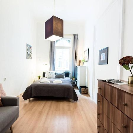 Cosy And Central Apartment With 4 Bedrooms And A/C Budapest Eksteriør bilde