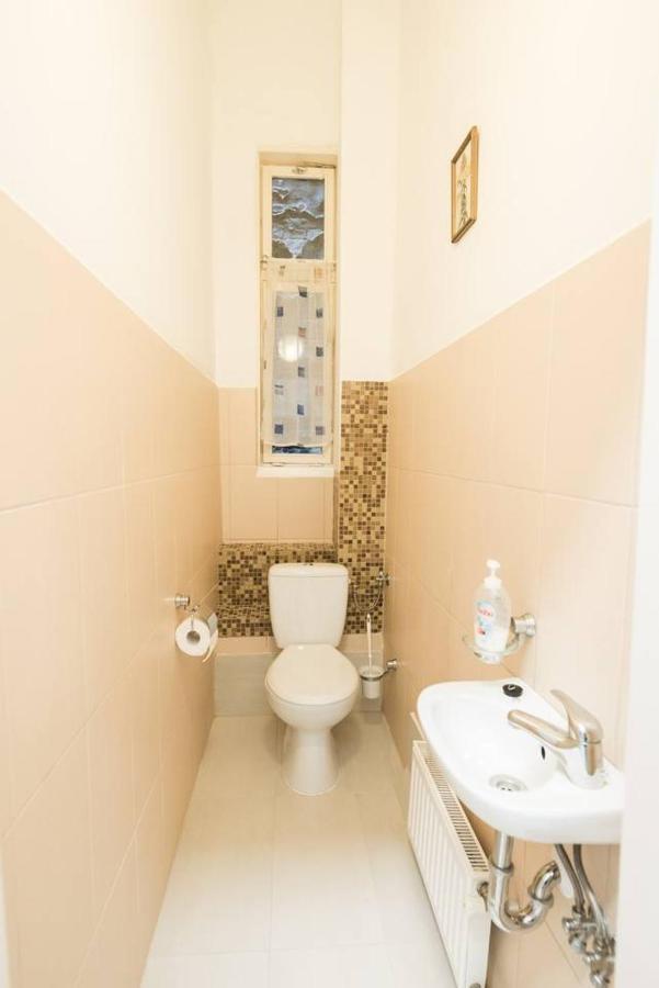 Cosy And Central Apartment With 4 Bedrooms And A/C Budapest Eksteriør bilde