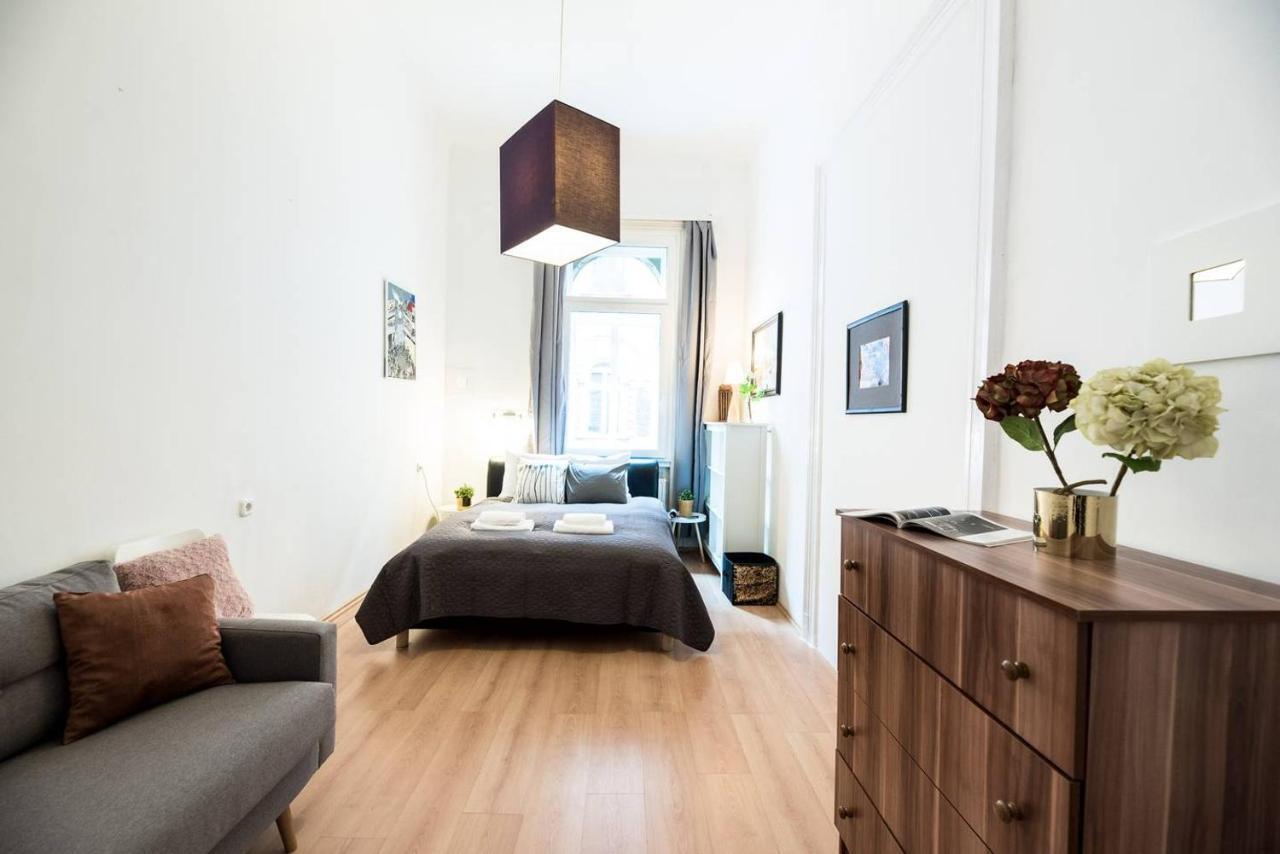 Cosy And Central Apartment With 4 Bedrooms And A/C Budapest Eksteriør bilde