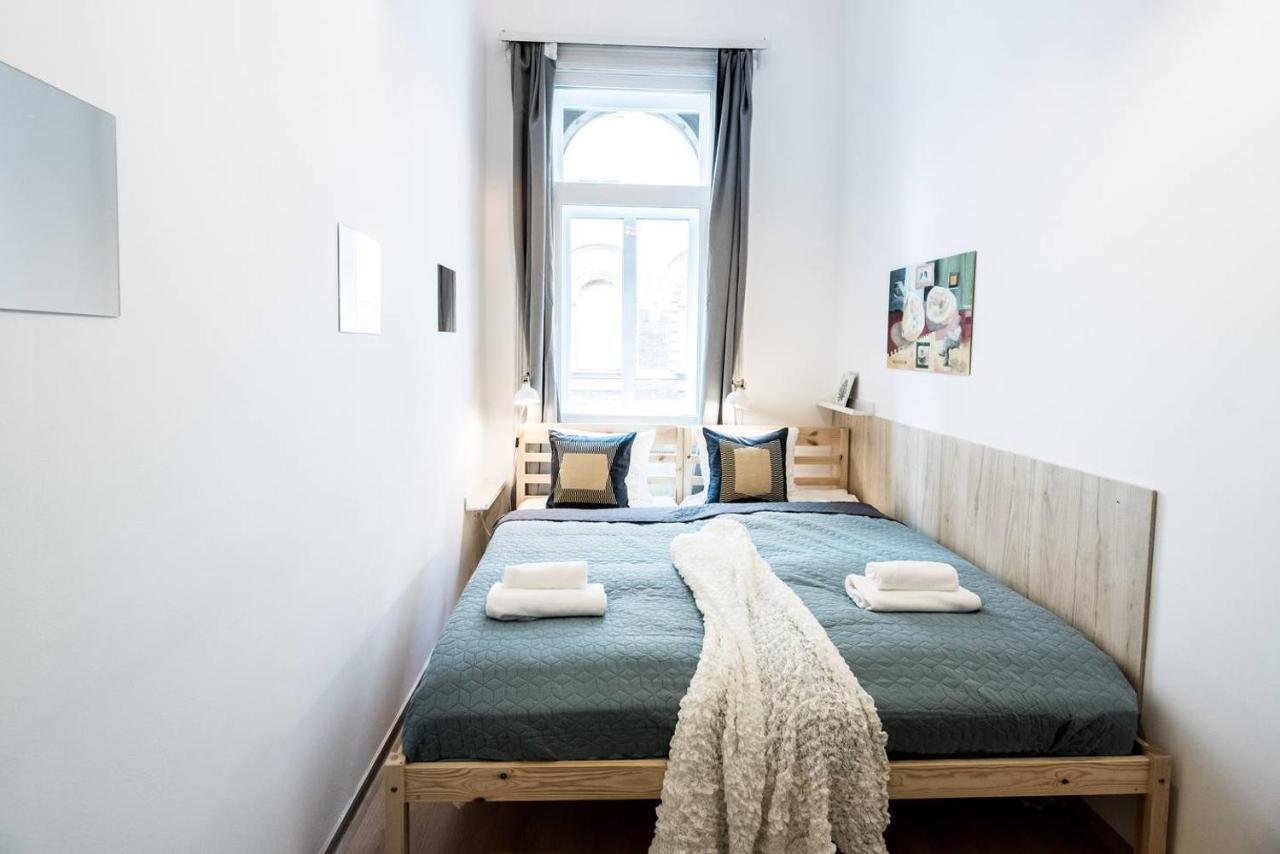Cosy And Central Apartment With 4 Bedrooms And A/C Budapest Eksteriør bilde