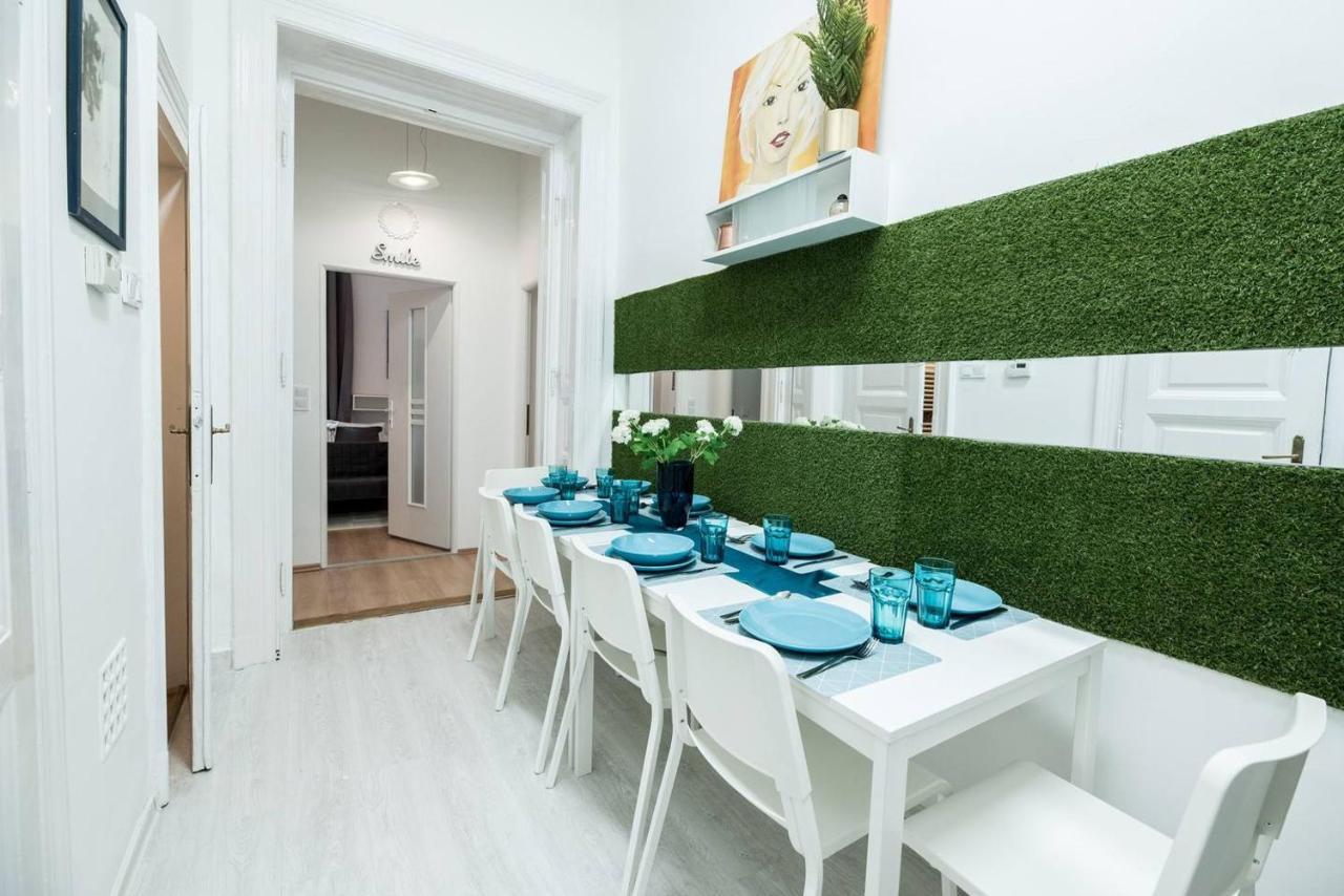 Cosy And Central Apartment With 4 Bedrooms And A/C Budapest Eksteriør bilde