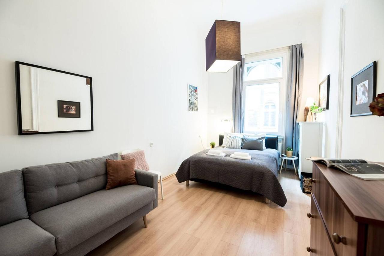 Cosy And Central Apartment With 4 Bedrooms And A/C Budapest Eksteriør bilde