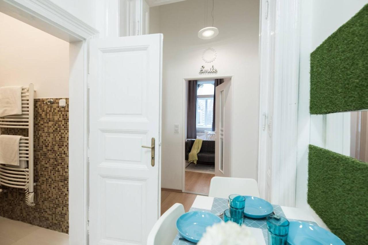 Cosy And Central Apartment With 4 Bedrooms And A/C Budapest Eksteriør bilde