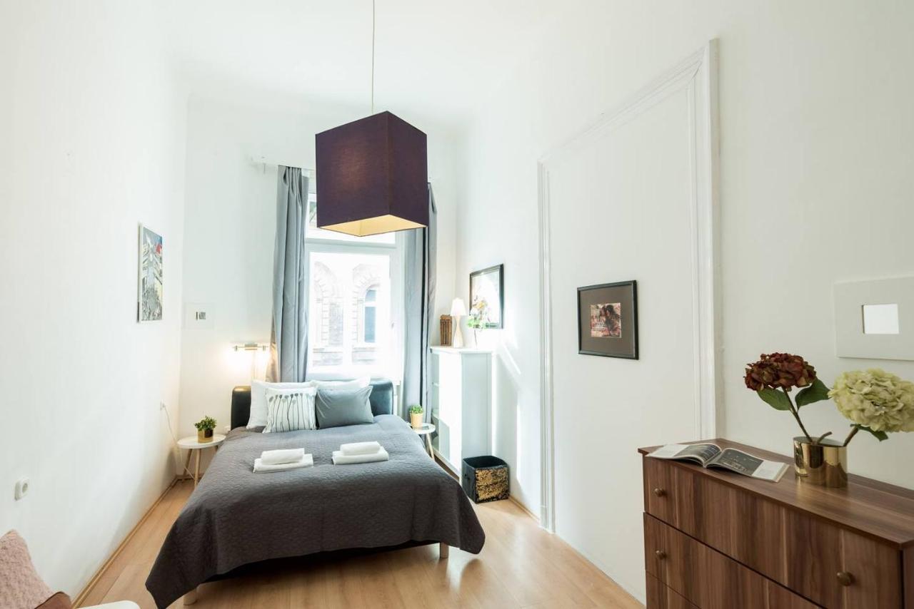 Cosy And Central Apartment With 4 Bedrooms And A/C Budapest Eksteriør bilde